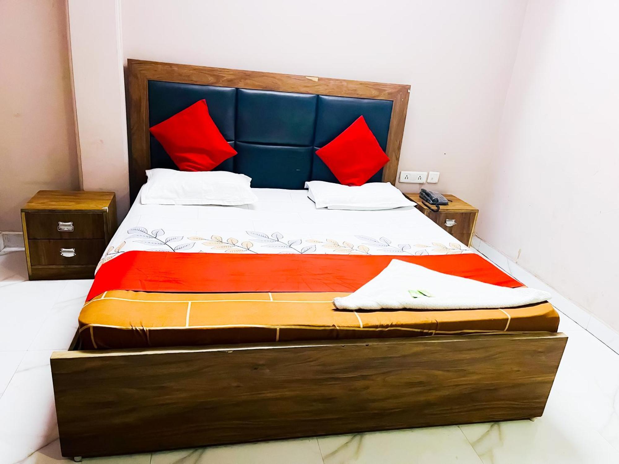 Hotel Classical Opposite Nizamuddin Railway Station