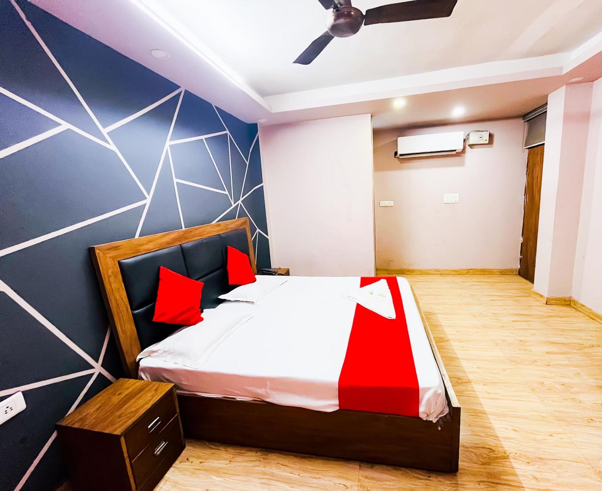 Hotel Classical Opposite Nizamuddin Railway Station 3*