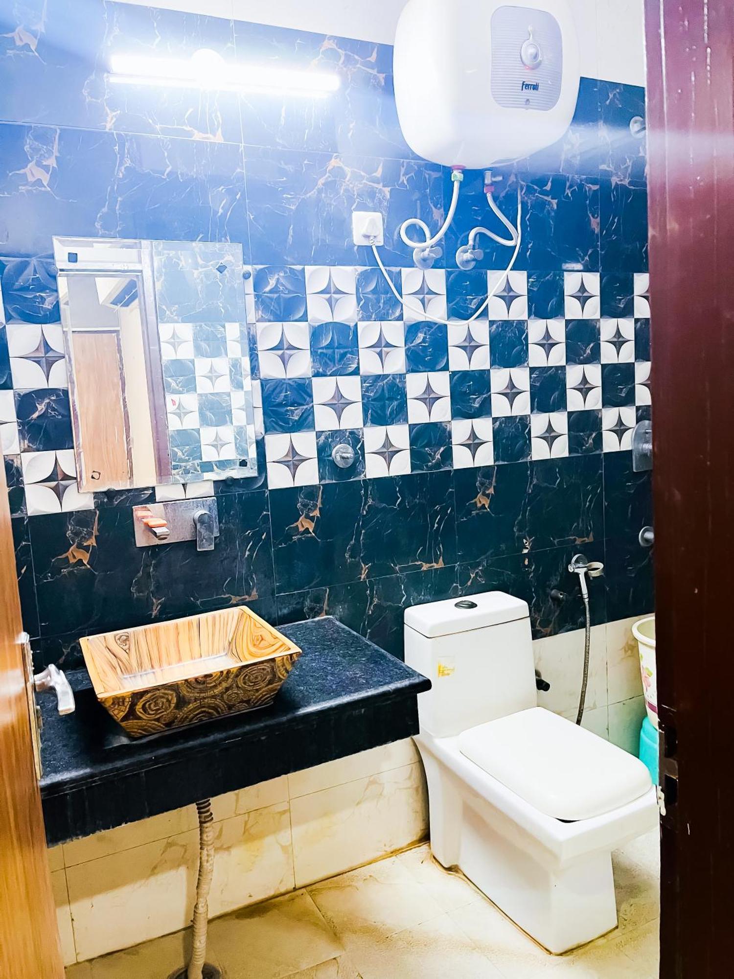 Hotel Classical Opposite Nizamuddin Railway Station 3*